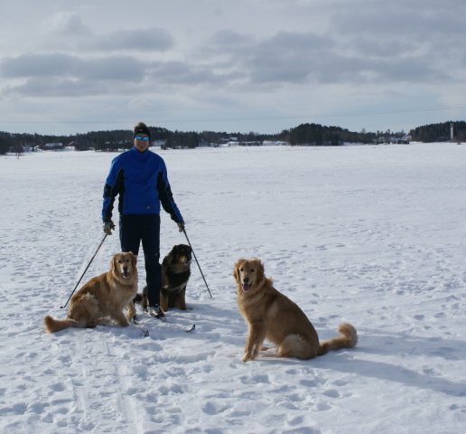 Maskun ja Naantalin v�lisess� laaksossa takana oikealla Hakapellon kappelin torni